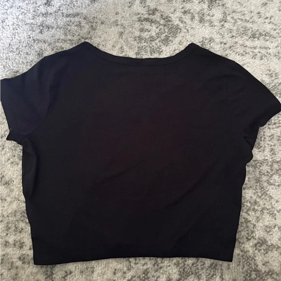 Wild Fable Short Sleeve V-Neck Cropped T-Shirt Black Size: Large Never worn - Picture 3 of 3